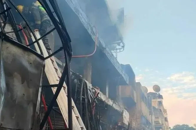 مصر/ حريق ضخم يلتهم سوقا عمره 70 عاما