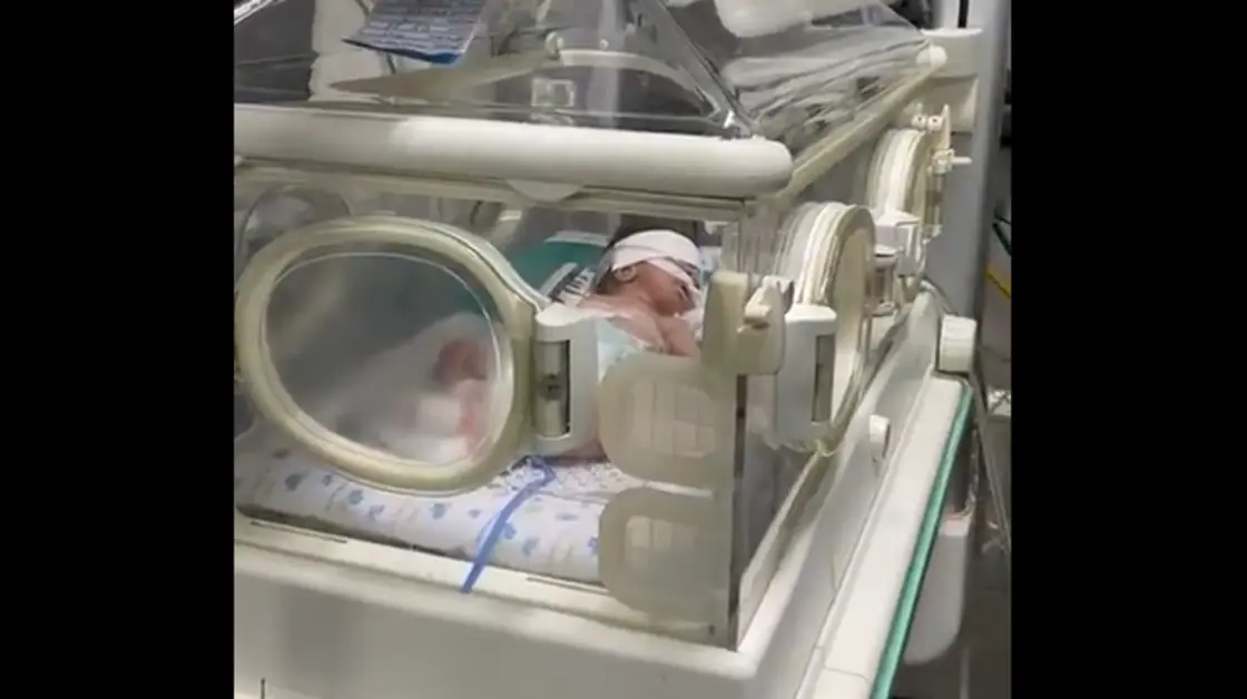 غزة/ شاهد رضيعاً ولدته أمه في آخر لحظة من أنفاسها