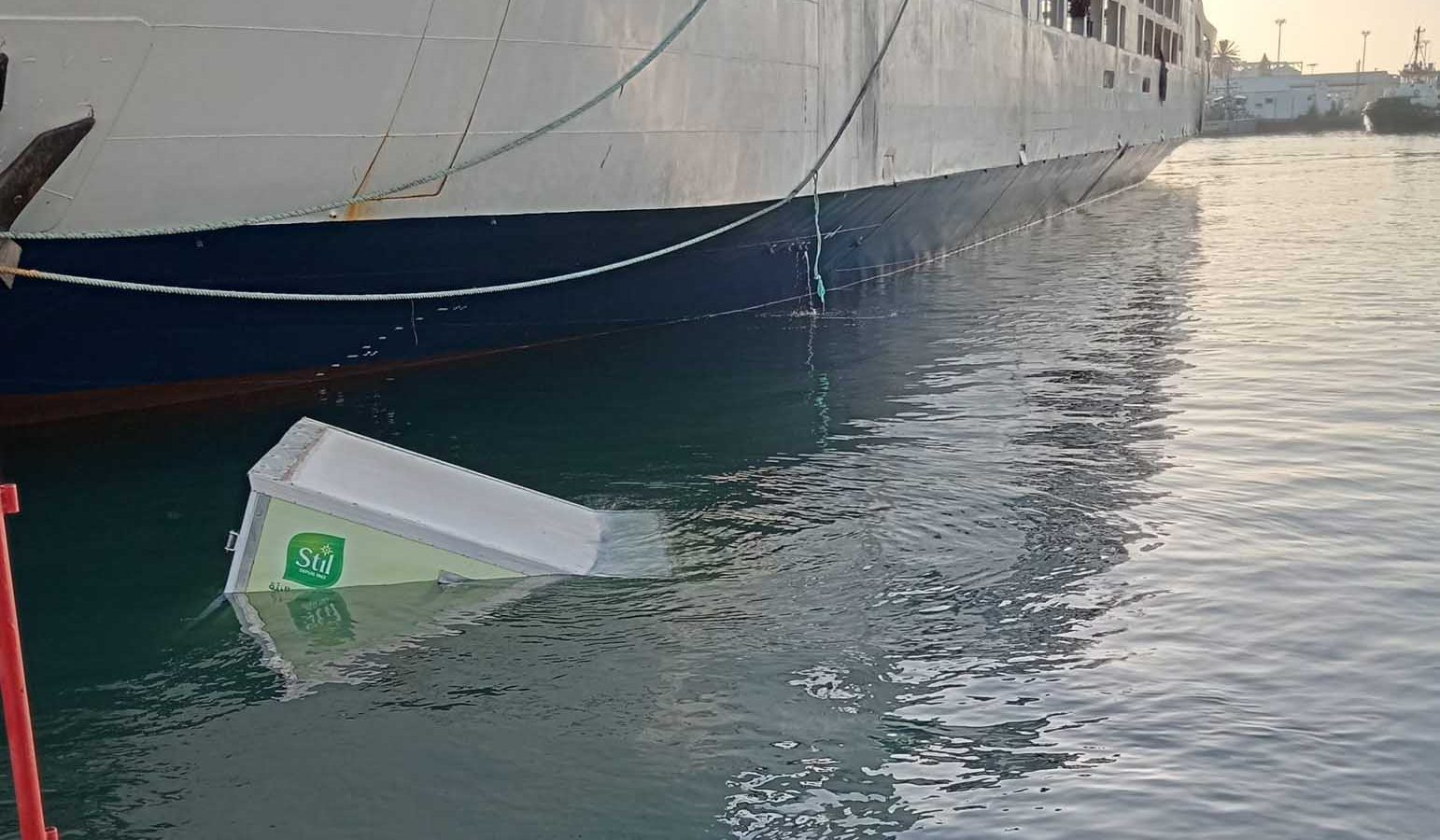 فيديوهات وصور/ سقوط شاحنة في ميناء صفاقس