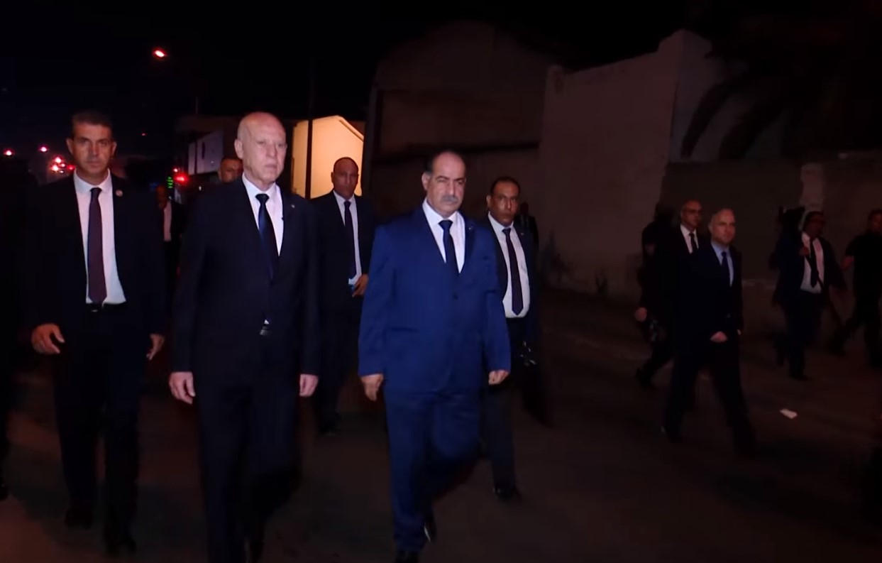 سيرا على الأقدام/ سعيّد يعاين الأوضاع من وسط العاصمة إلى جبل الجلود (فيديو)