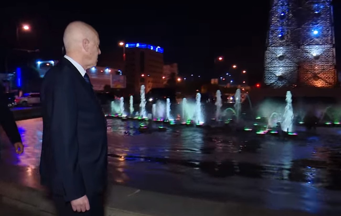 سعيّد يستنكر تلوّث مياه ومحيط ساعة شارع الحبيب بورقيبة (فيديو)