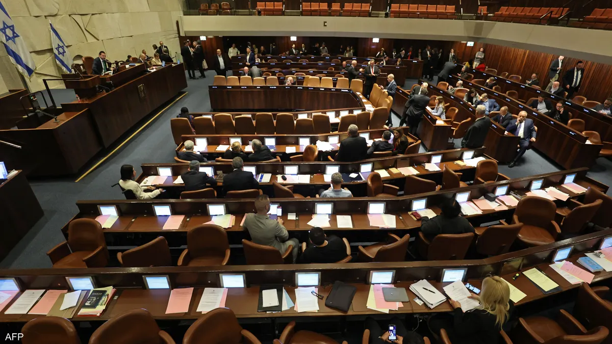 الكنيست يصادق على قانون يسمح بطرد عائلات فلسطينية