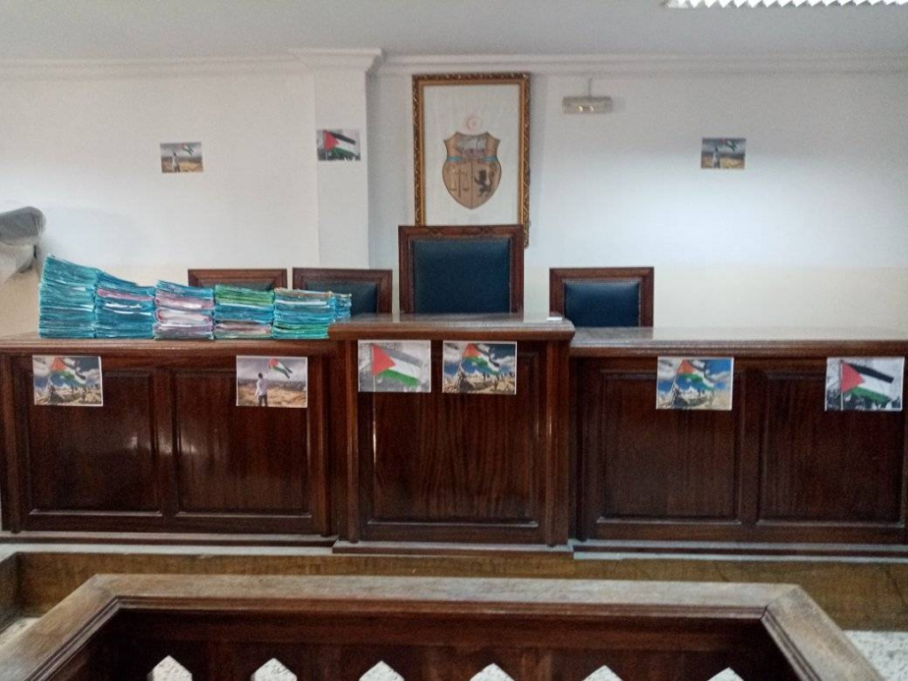 صور/ قاعة الجلسات بمحكمة منوبة تتوشح بعلم فلسطين