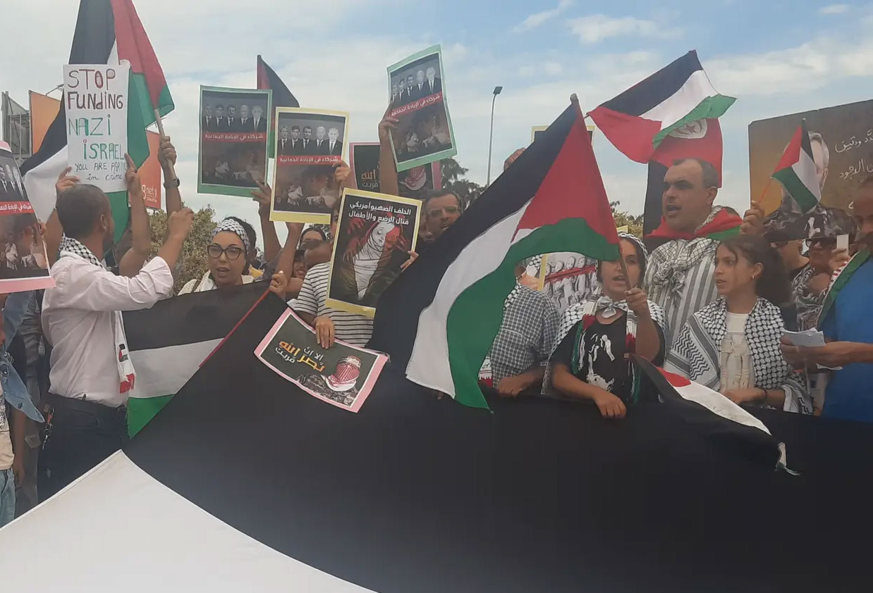 طالبوا بغلقها/ وقفة احتجاجية أمام السفارة الأمريكية