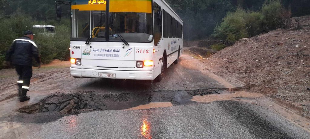 ازاحة حافلة سقطت في خندق بغار الدماء