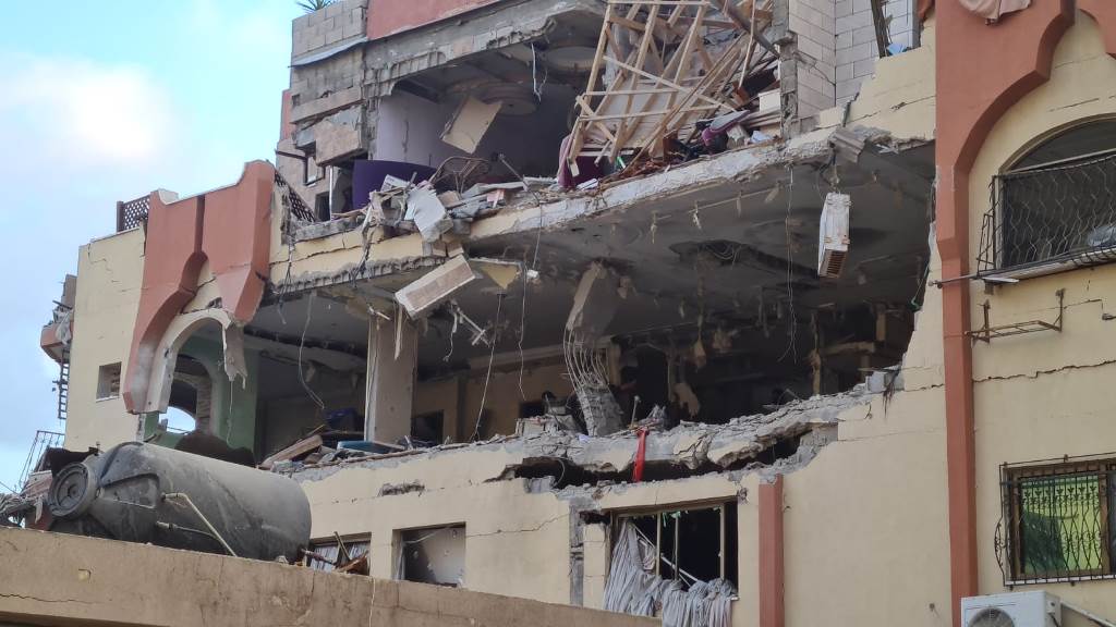 الاحتلال يفجر مستودعا للأدوية داخل مستشفى الشفاء الاحتلال يفجر مستودعا للأدوية داخل مستشفى الشفاء