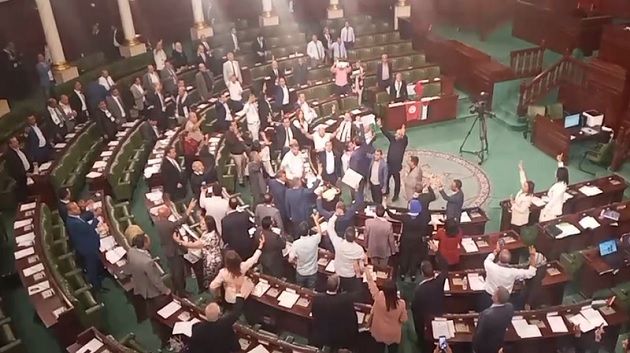 نواب يحتجّون على إرجاء النظر في قانون تجريم التطبيع