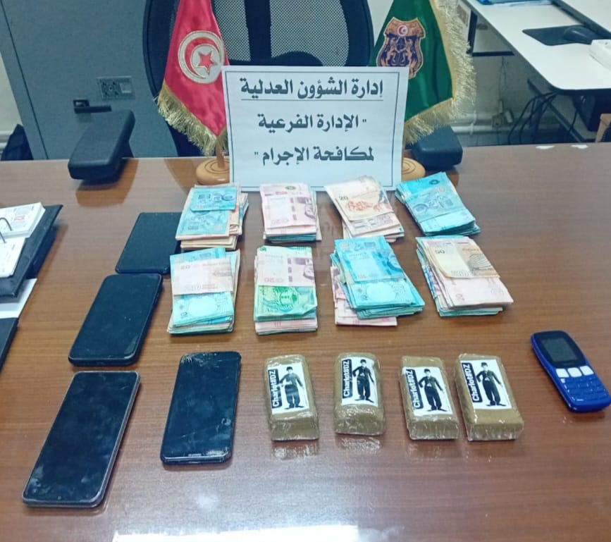 الحرس.. كمين لايقاف عملية نقل مخدرات من منوبة الى القيروان الحرس.. كمين لايقاف عملية نقل مخدرات من منوبة الى القيروان
