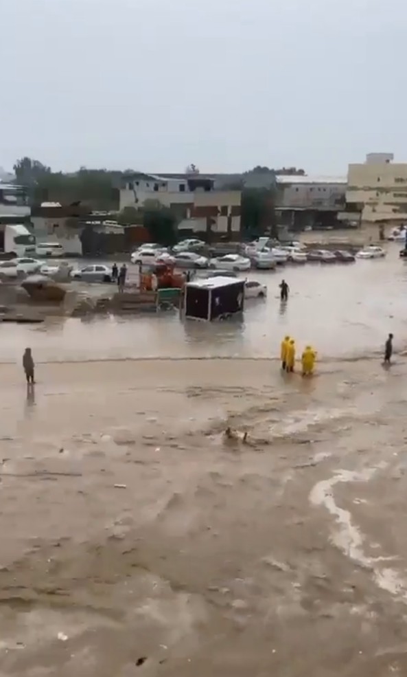 السعودية سيول تجرف السيارات في طريق مكة