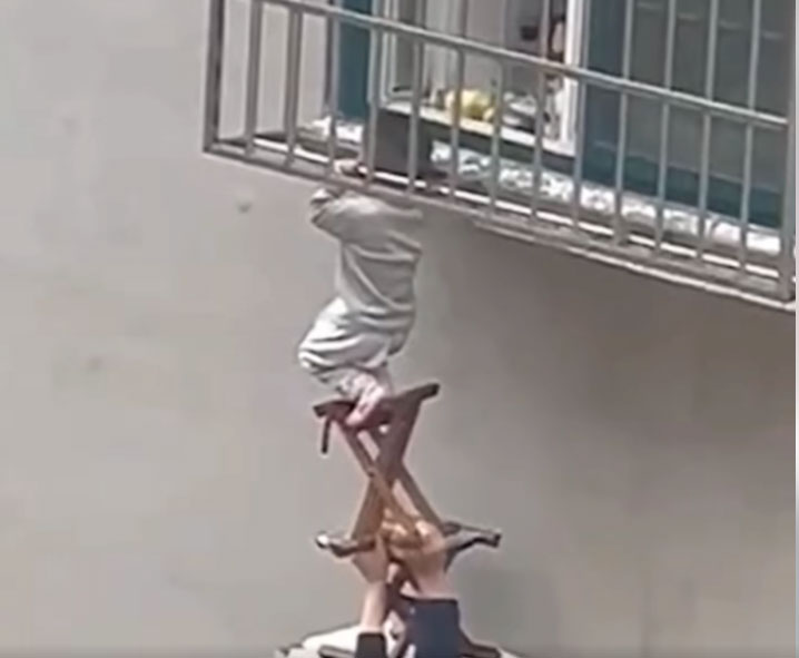رضيع يتدلى مت شباك نافذة