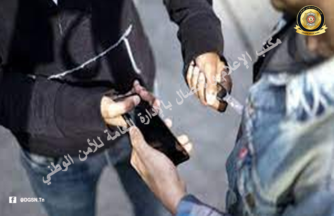 العاصمة/ يستدرج بائعي الهواتف الجوالة ثم..