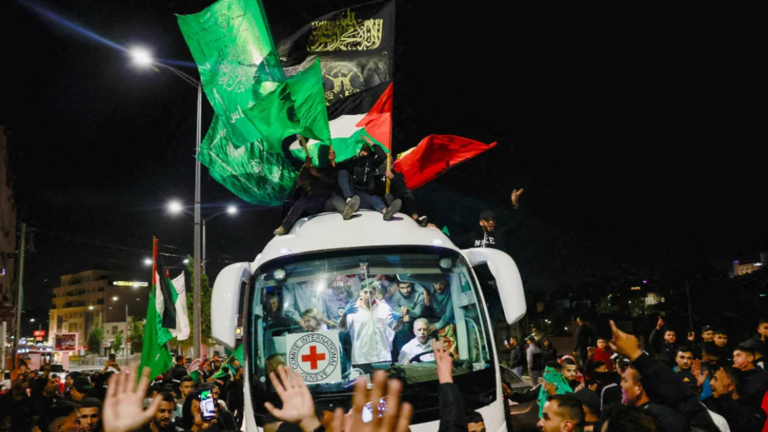 “هددوني بالاغتصاب وحرق أولادي”.. أسيرات فلسطينيات يكشفن الساعات الأخيرة قبل تحريرهن “هددوني بالاغتصاب وحرق أولادي”.. أسيرات فلسطينيات يكشفن الساعات الأخيرة قبل تحريرهن