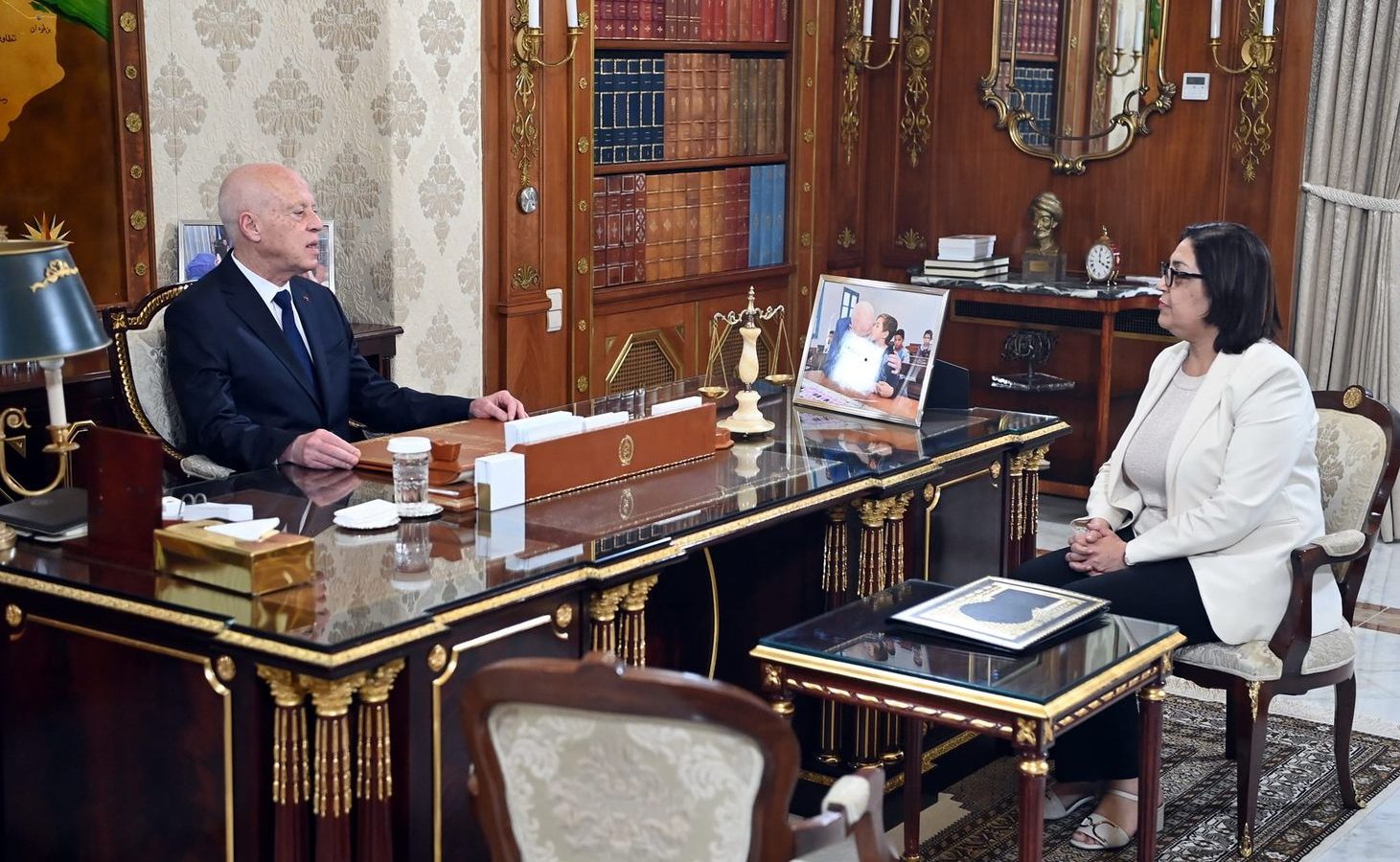 سعيد لوزيرة التجارة: قوت الشعب خط لن تقبل الدولة بتجاوزه (فيديو)