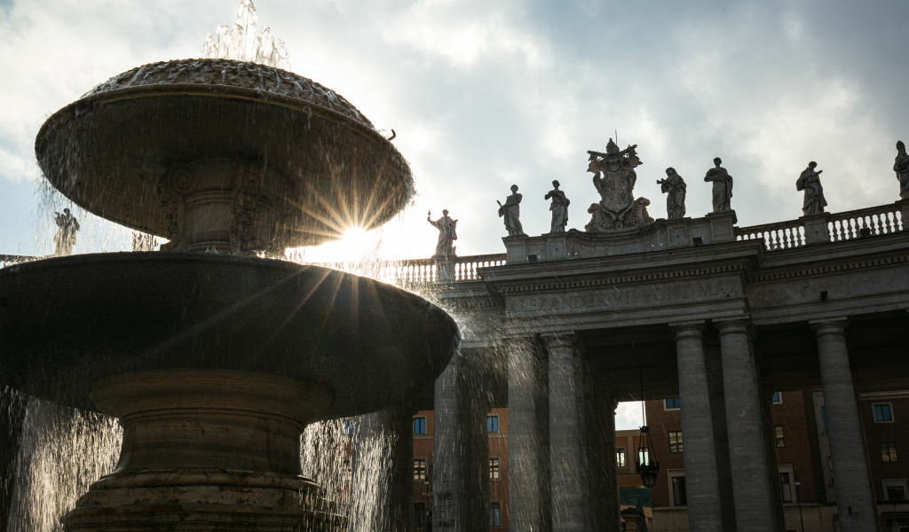 500 دولار غرامة ضد سائح تناول الطعام على درج نافورة في روما 500 دولار غرامة ضد سائح تناول الطعام على درج نافورة في روما