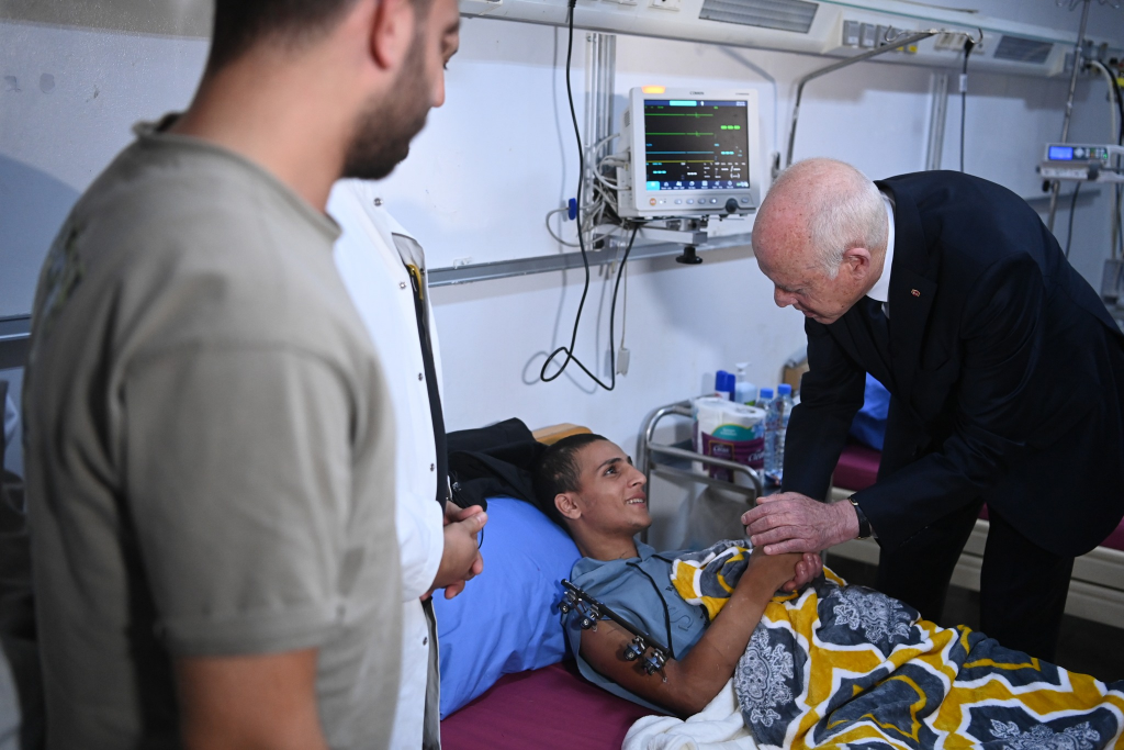 الرئيس للجرحى الفلسطينين ..لكم اشقاء يضعونكم في القلب