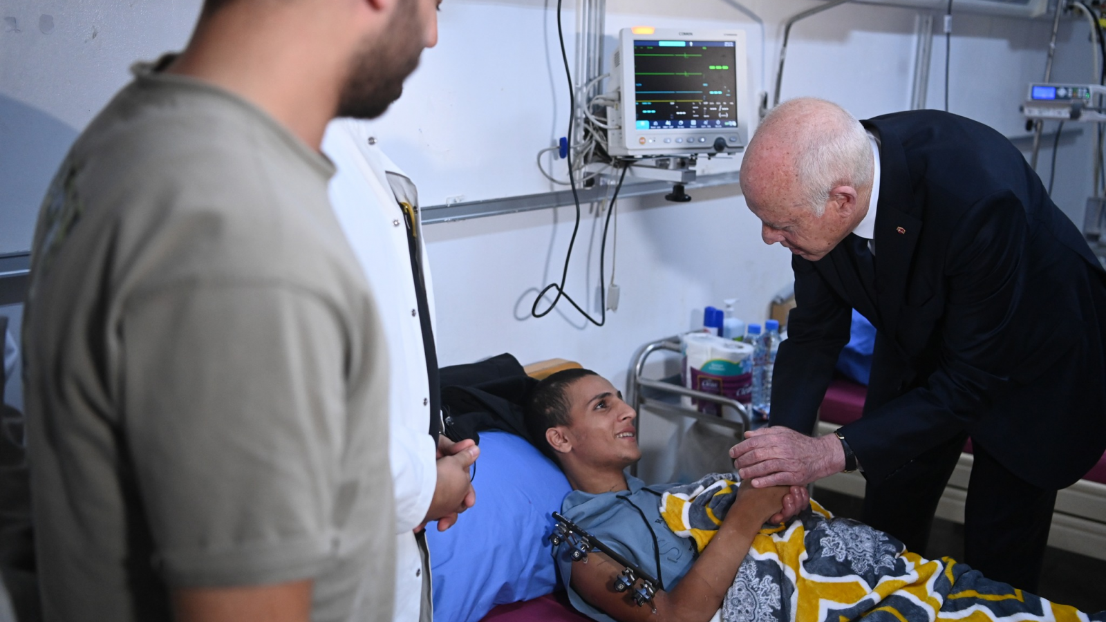 الرئيس للجرحى الفلسطينيين: لديكم اشقاء في تونس يضعونكم في القلب الرئيس للجرحى الفلسطينيين: لديكم اشقاء في تونس يضعونكم في القلب