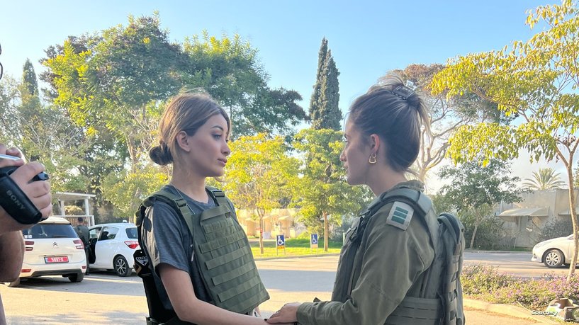 أثارت جدلا.. ملكة جمال العراق تزور موقع هجوم حـ.مـ.ا.س بلباس عسكري !