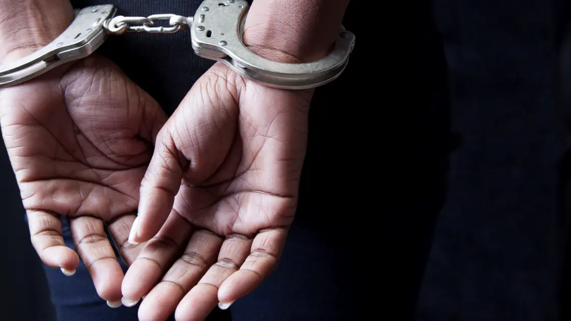 بينما انشغل العريس بعروسه/ لصوص يسرقون العشاء !