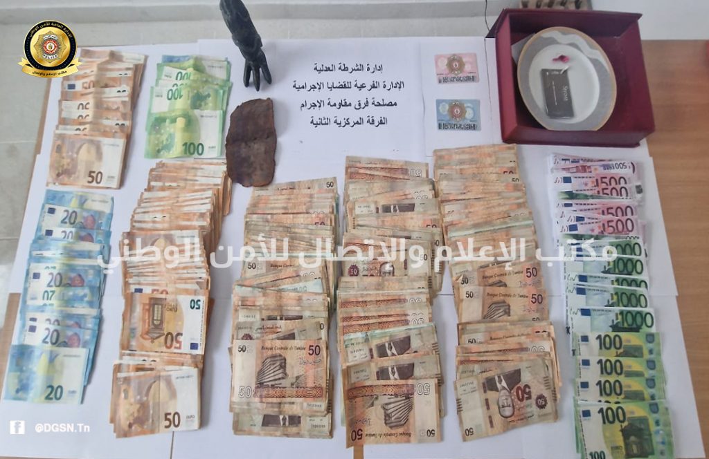 أموال وبطاقات بنكية مزورة