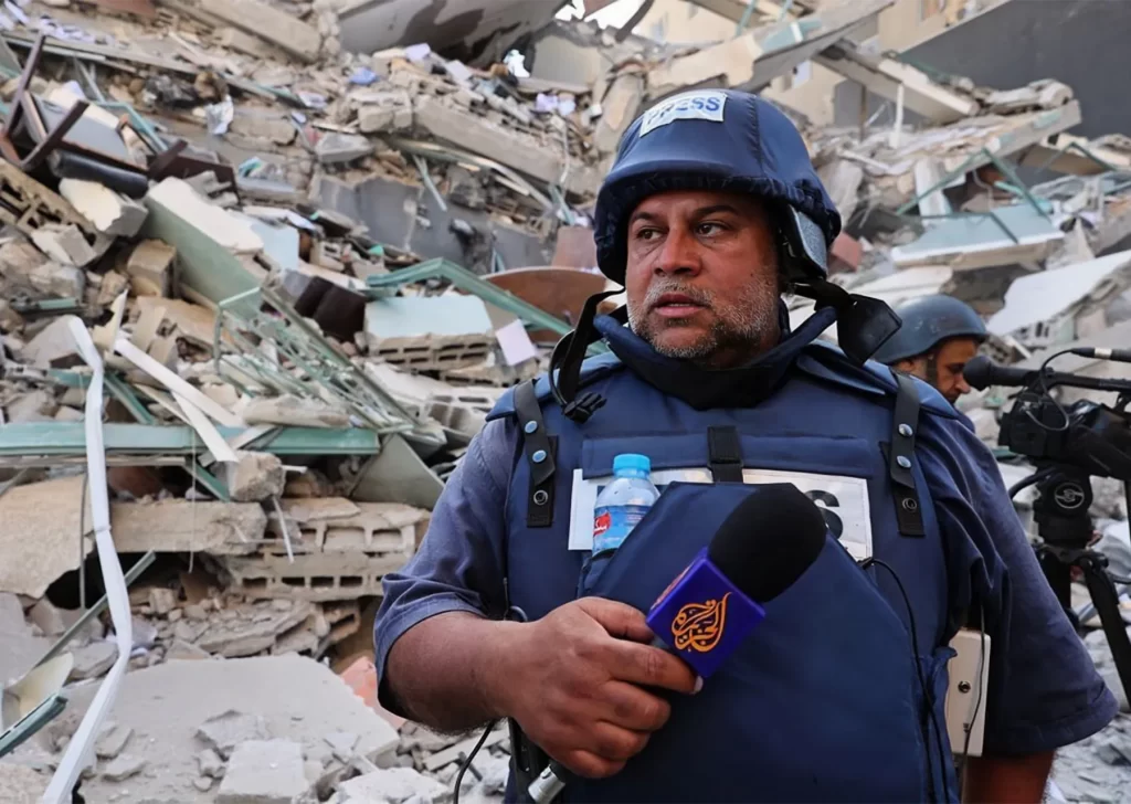 إصابة وائل الدحدوح خلال تغطيته قصفا استهدف مدرسة بخان يونس
