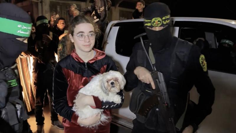 اسيرة اسرائيلية مع “كلبتها”: الرحلة كانت ممتعة لكلينا