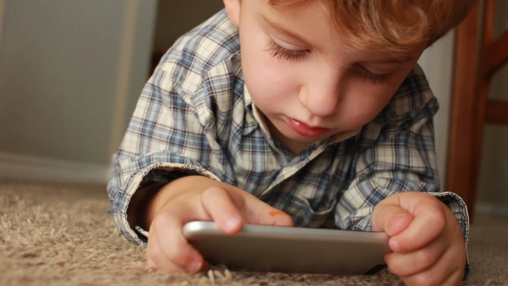 اطفال في محضنة يشاهدون افلام مخلة بالاخلاق.. وزارة المرأة تتدخل