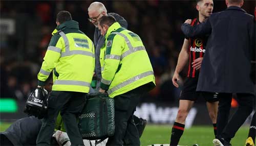 سقوط مفاجئ للاعب يلغي مباراة في الدوري الإنكليزي