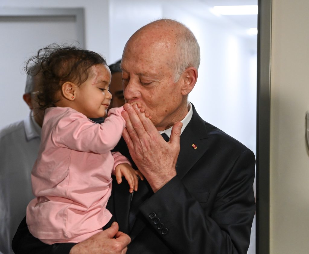 الرئيس يعود الجرحى الفلسطينيين في مستشفيات تونس