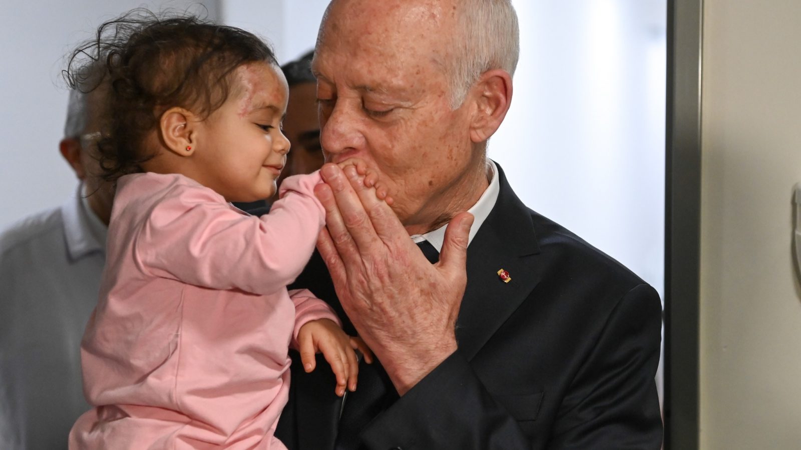 الرئيس يعود جرحى العـ.دوان في مستشفيات تونس (فيديو+ صور) الرئيس يعود جرحى العـ.دوان في مستشفيات تونس (فيديو+ صور)