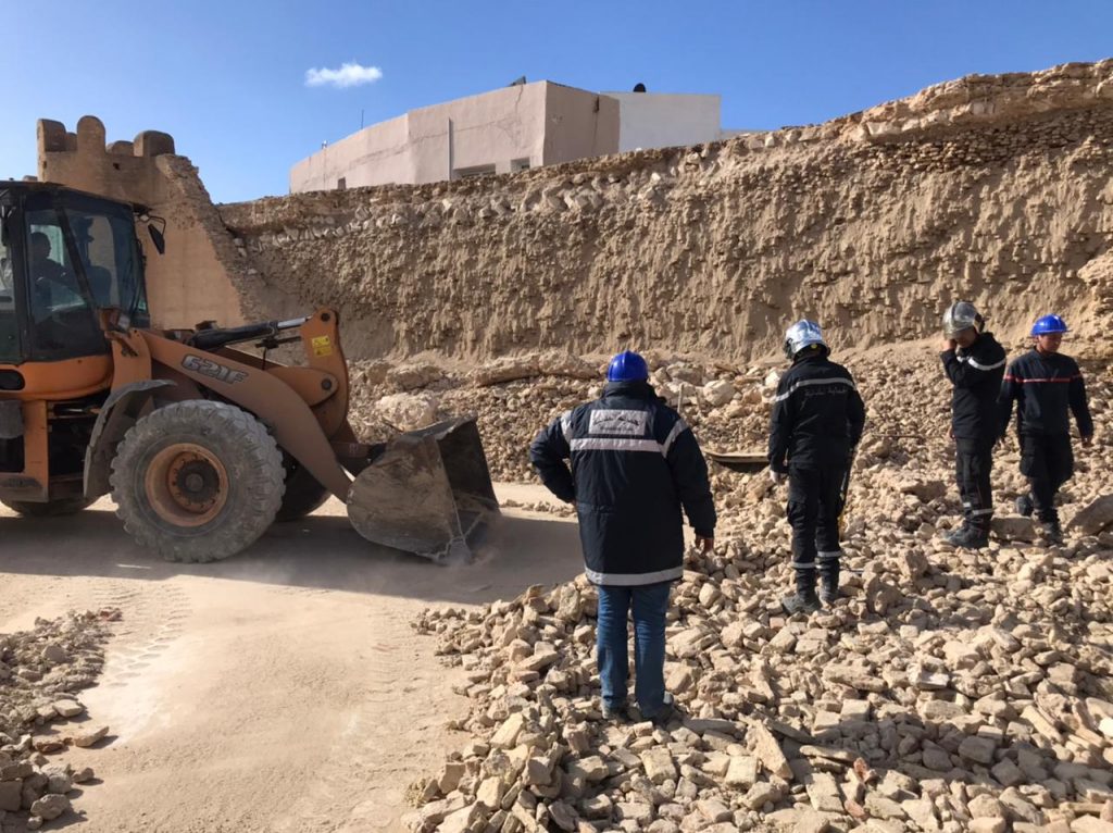 القيروان.. البحث عن طفلين تحت انقاض السور