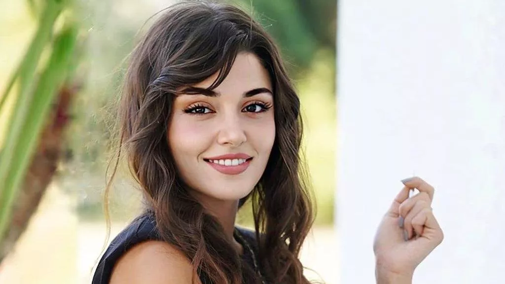 الممثلة التركية الشهيرة هاندا أرتشيل تصدم جمهورها بهذه الاطلالة (صور)