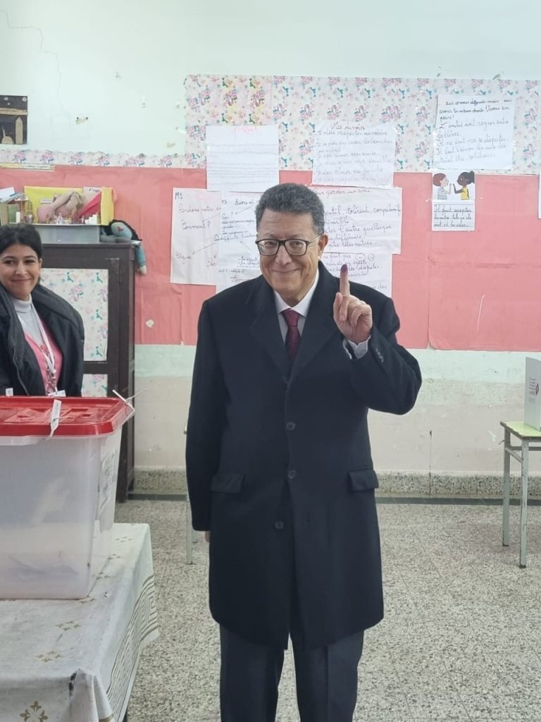 انتخابات محلية... رئيس البرلمان يدلي بصوته.. صور