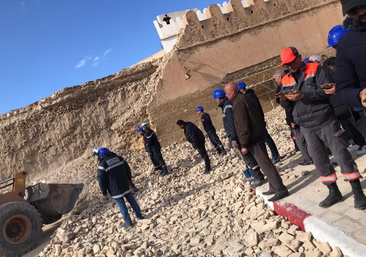سقوط جزء من سور المدينة بالقيروان/ صور خاصة بـ”تونس الان” سقوط جزء من سور المدينة بالقيروان/ صور خاصة بـ”تونس الان”