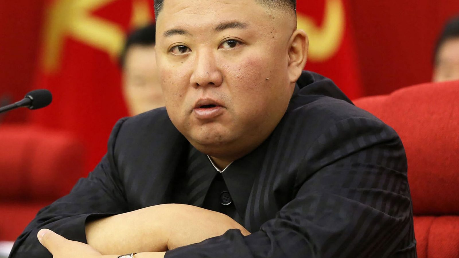 بالفيديو.. زعيم كوريا الشمالية يجهش بالبكاء بالفيديو.. زعيم كوريا الشمالية يجهش بالبكاء
