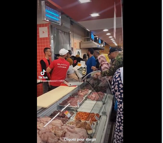 في احدى المغارات بتونس.. تدافع وتشابك بالايدي للحصول على “باكو سميد” في احدى المغارات بتونس.. تدافع وتشابك بالايدي للحصول على “باكو سميد”