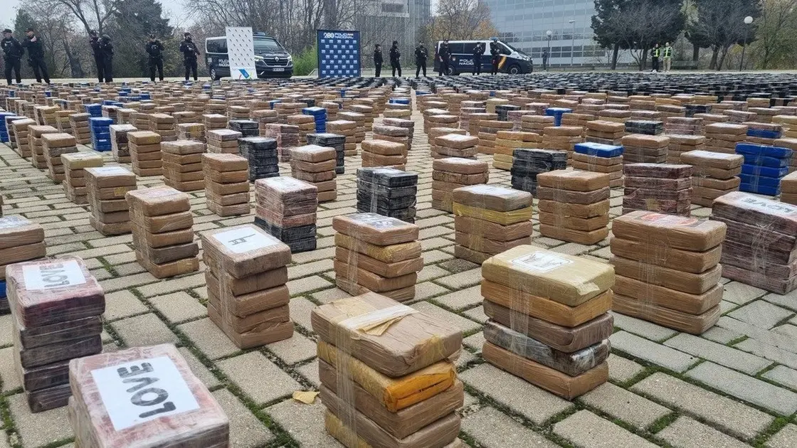 طريقة لا تخطر على بال.. فيديو لتهريب مخدرات داخل سمك تونة