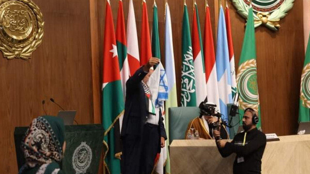 حرق العلم الإسرائيلي داخل قاعة الجامعة العربية