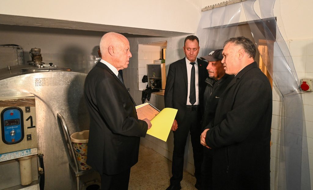 رئيس الجمهورية..الياغرط موجود والحليب مفقود.. يصنعوا بيه في الجبن !!