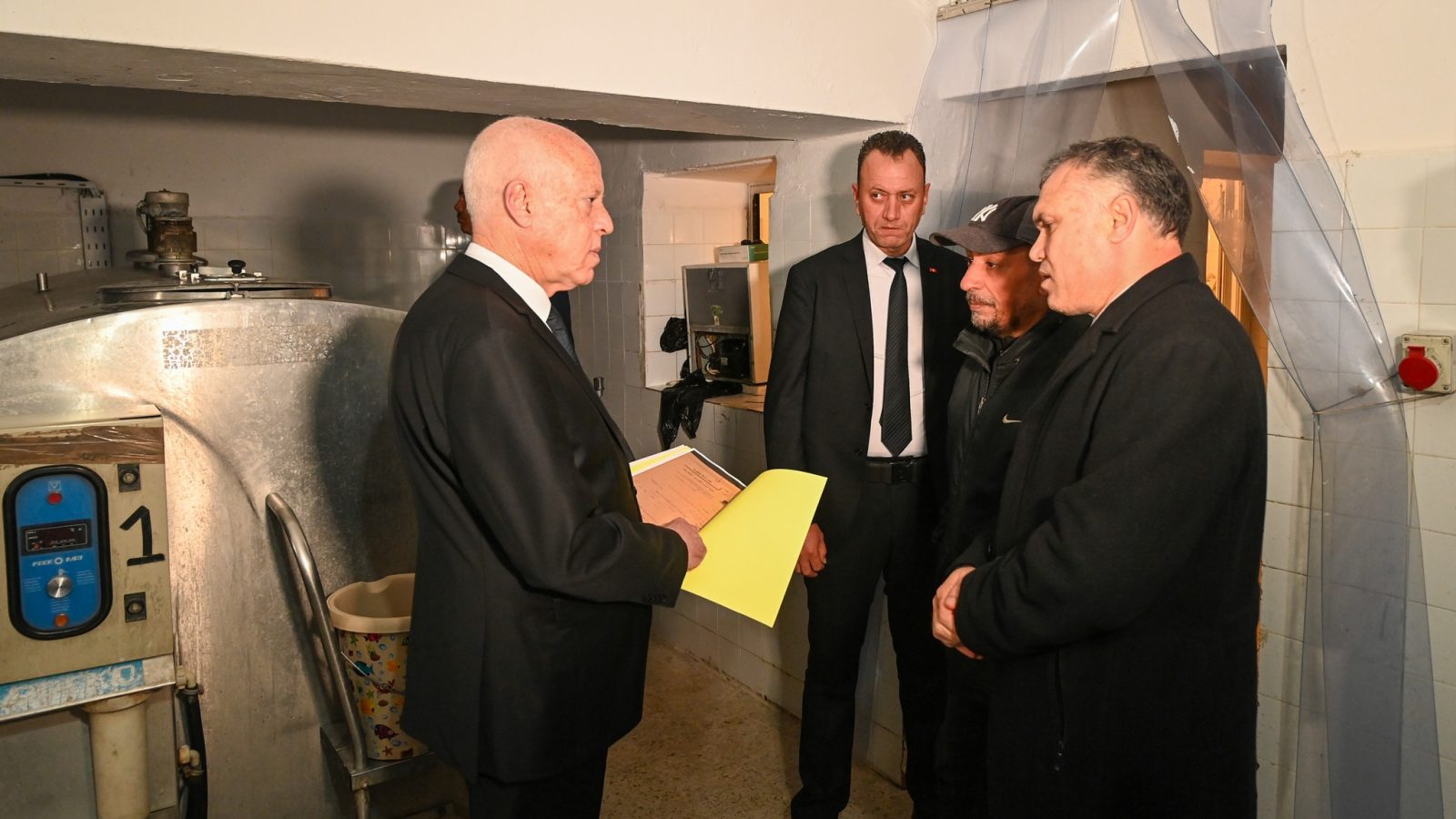 رئيس الجمهورية: “الياغرط موجود والحليب مفقود.. يصنعوا بيه في الجبن !!”