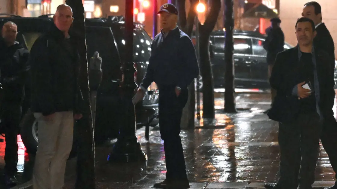 شاهد/ اصطدام سيارة بإحدى عربات موكب بايدن