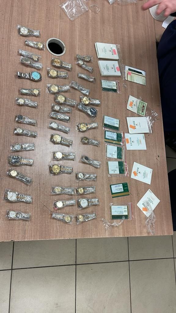 ضبط مواطن عربي في مطار القاهرة حاول تهريب 40 ساعة