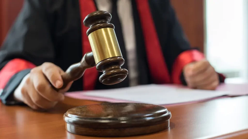 ضربت والدها بالحذاء وبرأتها المحكمة.. تفاصيل قضية أبكت المصريين