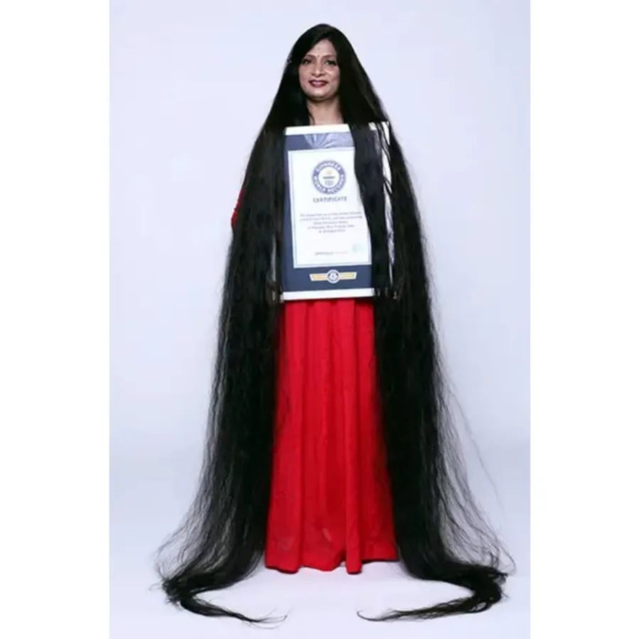 طوله 236 سم ويُصفف في 3 ساعات.. هندية تدخل غينيس بأطول شعر بالعالم (صور)