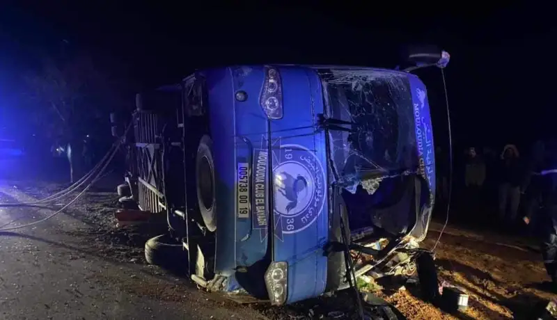 فاجعة في الجزائر.. انقلاب حافلة كرة قدم