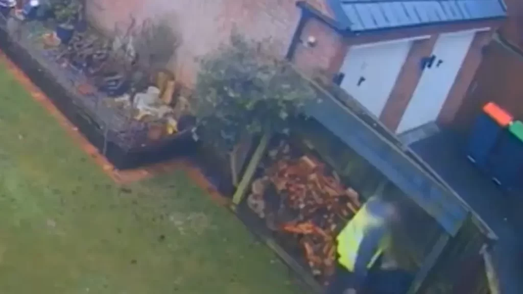 فيديو يفضح عملية سرقة قام بها سائق