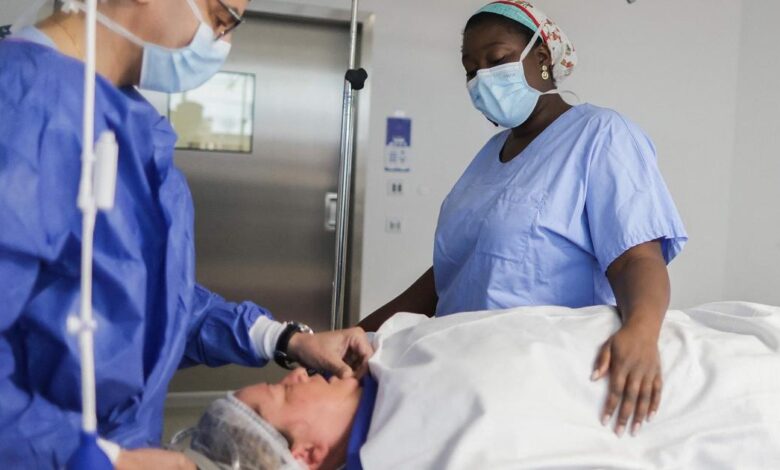 فيديو.. طبيبة تستخدم صوتها في تخدير المرضى بغرفة العمليات ! فيديو.. طبيبة تستخدم صوتها في تخدير المرضى بغرفة العمليات !