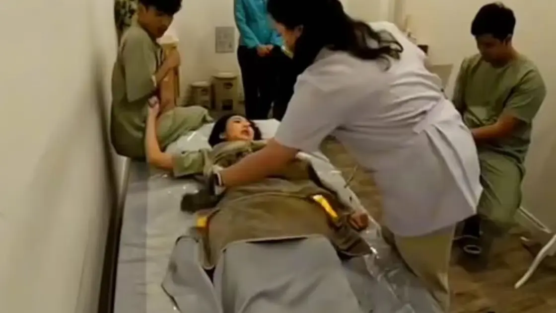 فيديو.. حصة طب بديل تنتهي بالتهام النيران جسد عارضة أزياء