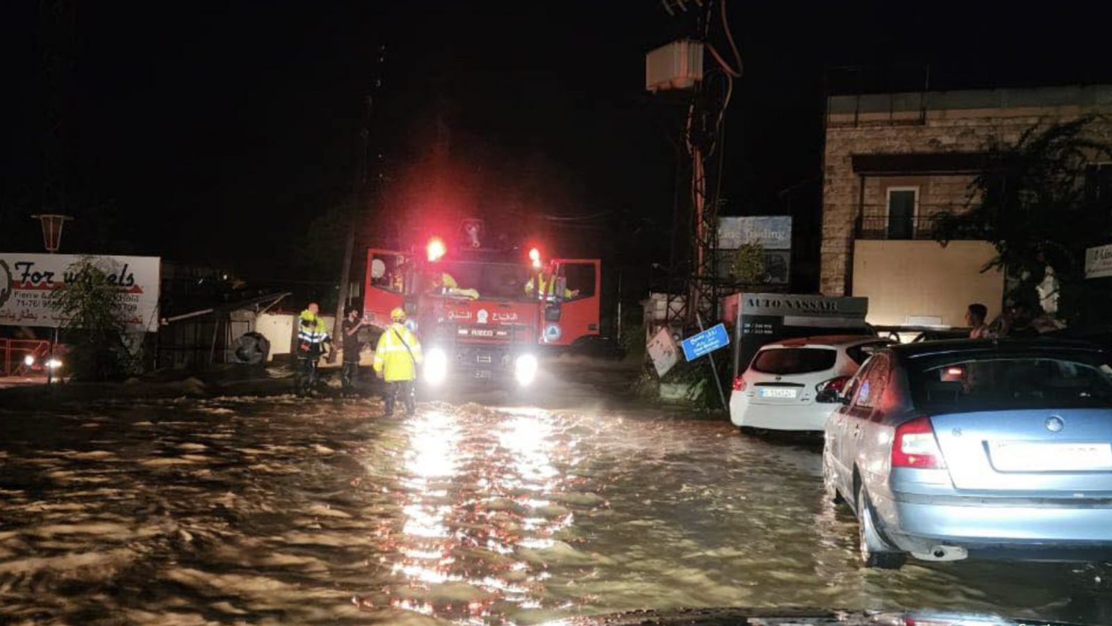 فيضانات تغمر عشرات السيارات في بيروت فيضانات تغمر عشرات السيارات في بيروت