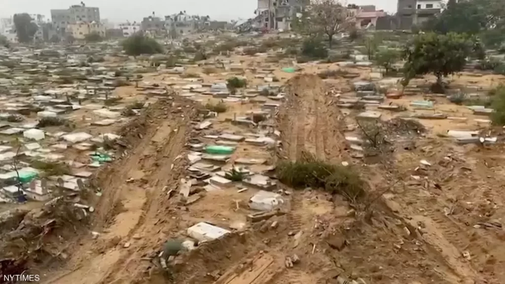 قوات إسرائــ.يلية تدهس وتدمر عشرات القبور في غـ.زة