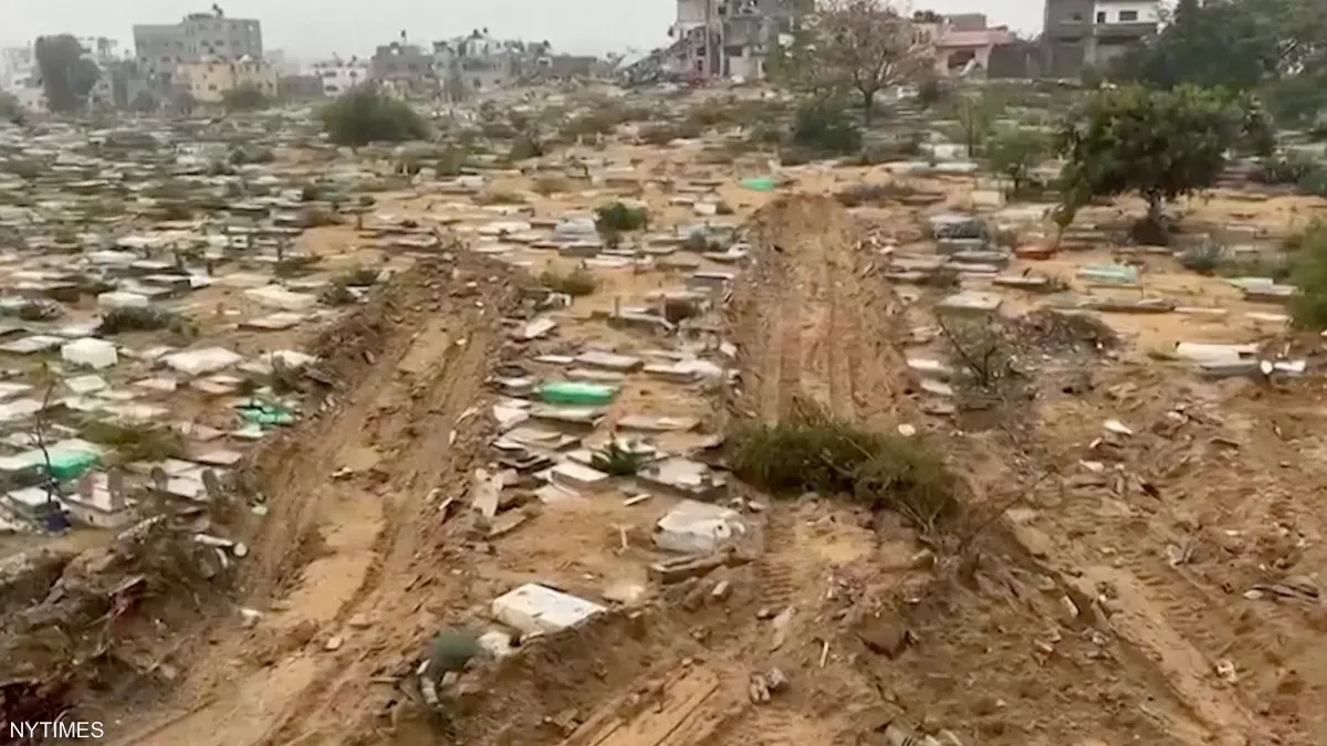 بينها المقبرة التونسية.. قوات إسرائـ.يلية تدهس وتدمر عشرات القبور في غـ.زة